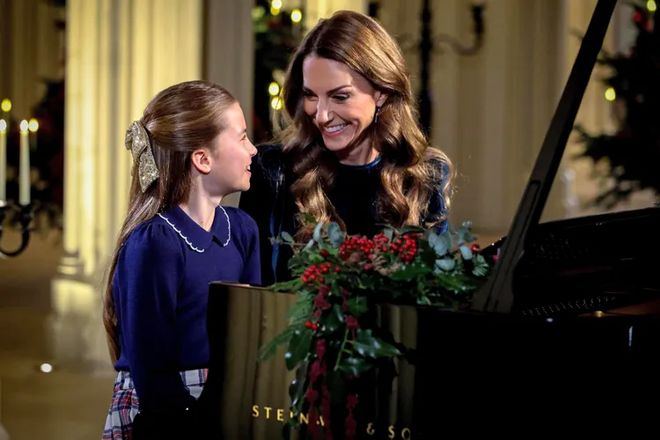 王室首次曝光！凯特携10岁夏洛特钢琴合奏官方预告片点击破百万